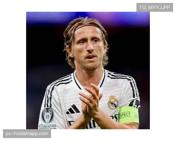 特写:37岁的莫德里奇在皇马训练课后加练任意球。 特写:37岁的莫德里奇在皇马训练课后加练任意球。